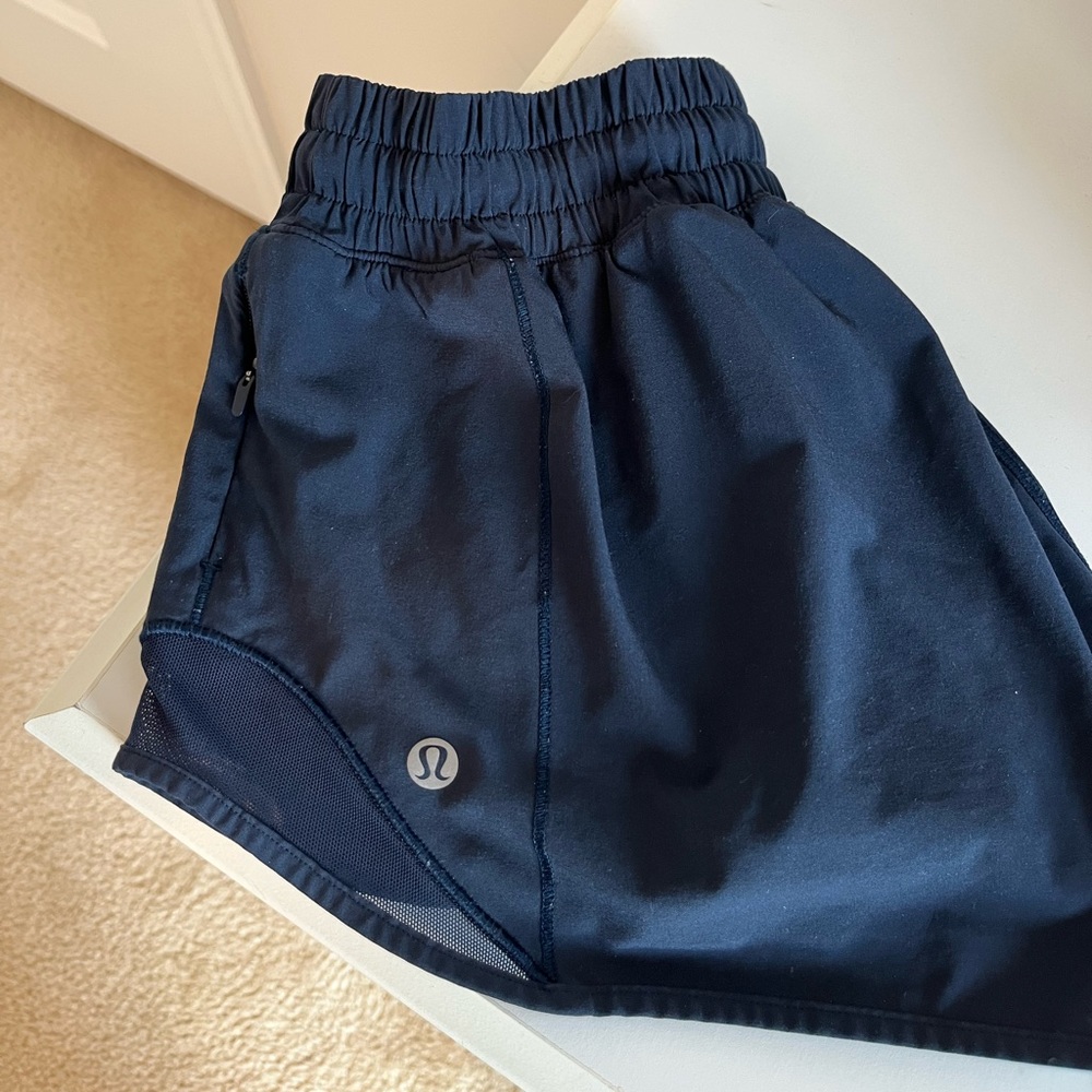 Lululemon Hotty Hot Short 2.5” in size 4 (Navy)
